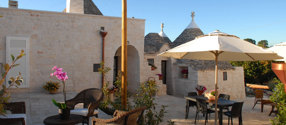 I trulli si affacciano su questa deliziosa piazzetta. Un angolo di pace immerso nel verde.